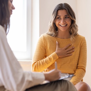 A young woman speaks to a counsellor.